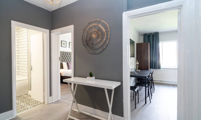 Childs Hill Apartment | Apartment-Private Bathroom-Garden view-3 bedroom
