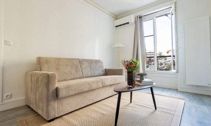 Le Pre-Saint-Gervais Apartment | Apartment-Private Bathroom