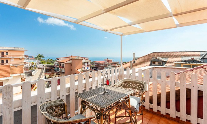 Gravina di Catania Apartment | Apartment 'Reale' with Private Terrace, Wi-Fi and Air Conditioning