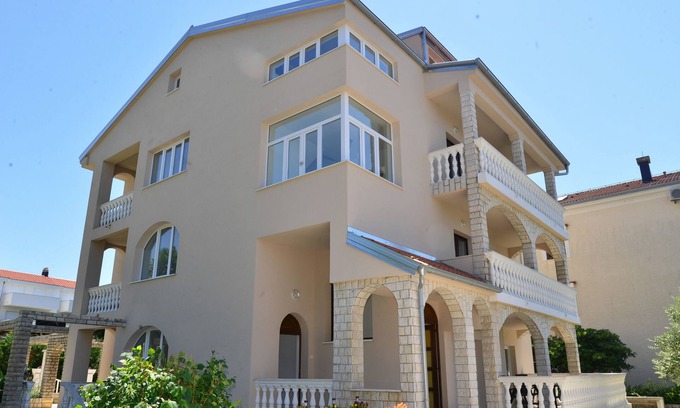 Milcetici Apartment | Apartment REA * For 4 +2 people With balcony and sea view, air conditioning