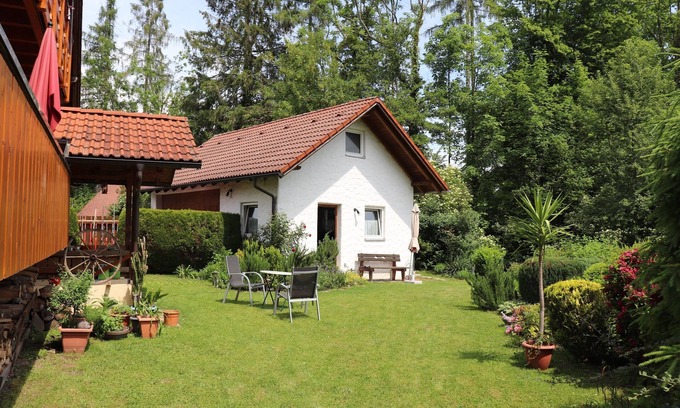 Lindau Apartment | Apartment 'Red' with Shared Garden, Balcony and Wi-Fi