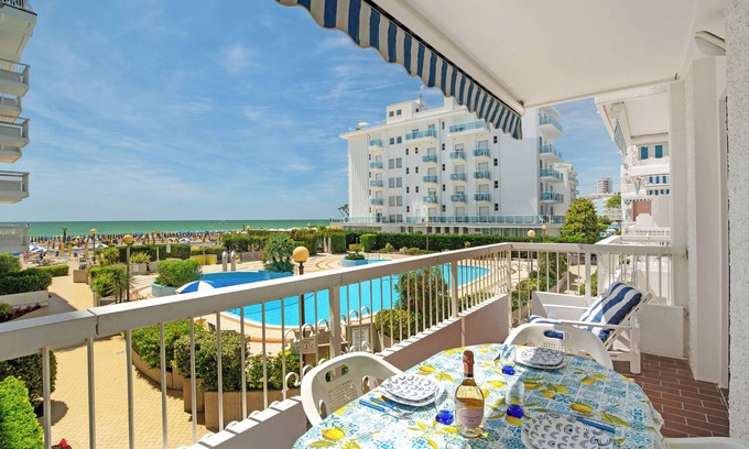 Jesolo Apartment | Apartment 'Relaxing' with Sea View, Shared Pool and Wi-Fi