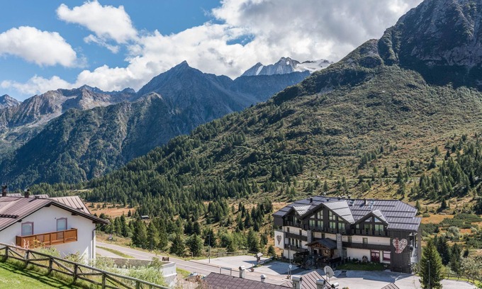 Passo del Tonale Apartment | Apartment 'Residence Tonale 3 Duplex' with Shared Garden, Balcony and Wi-Fi