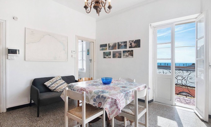 Bonassola Apartment | Apartment "Rezzano 12" with Terrace & A/C