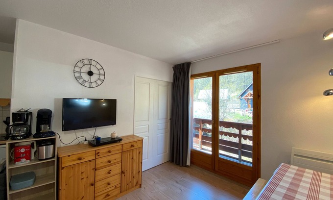 Risoul Apartment | Apartment 'Risoul 1850' with Mountain View, Balcony and Wi-Fi