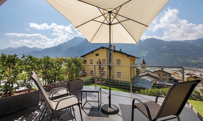 Senin Apartment | Apartment 'Robert' with Mountain View, Balcony and Wi-Fi