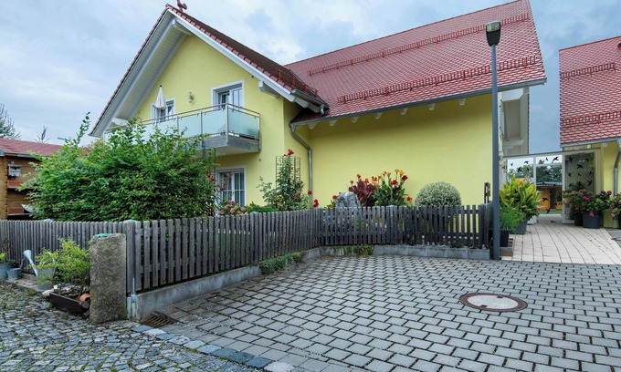 Ihrlerstein Apartment | Apartment 'Rosi' with Balcony and Wi-Fi