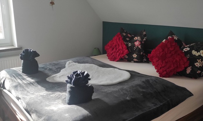 Hartmannsdorf Apartment | Apartment 'Rosie' with Shared Garden and Wi-Fi