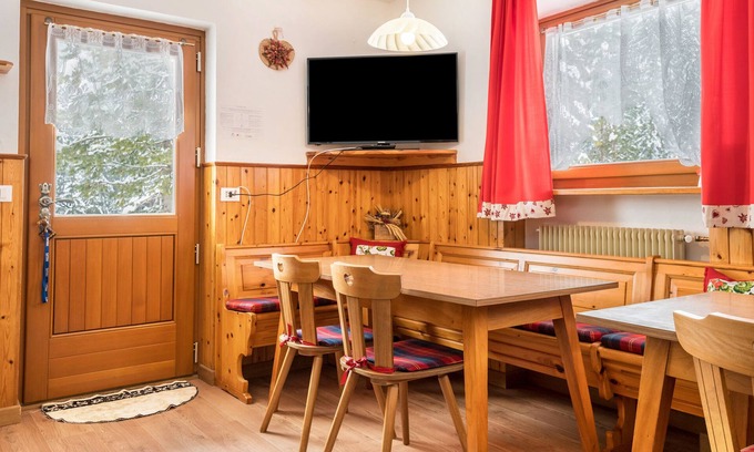 Livinallongo del Col di Lana Apartment | Apartment 'Samont Appartment 7' with Mountain View, Shared Terrace and Wi-Fi