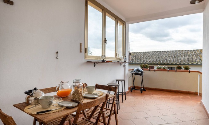 San Gimignano Apartment | Apartment 'Sasso 3' with Private Terrace, Wi-Fi and Air Conditioning
