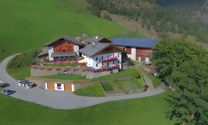 Naturno Apartment | Apartment 'Schnatzhof Schwalbennest' with Mountain View, Shared Terrace and Wi-Fi