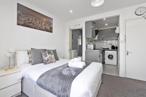 South Harrow Apartment | Apartment - Sleeps 5 & Free Parking