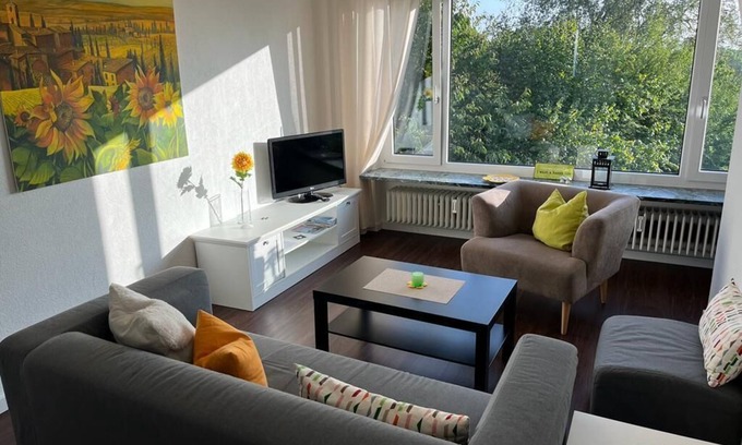 Ailingen Apartment | Apartment 'Sonnenblume' with Private Garden and Wi-Fi
