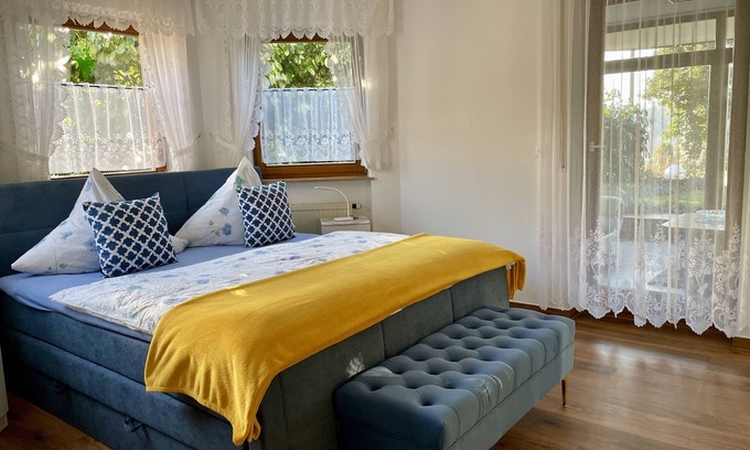 Bad Bocklet Apartment | Apartment Sonneneck (60sqm) with access to sunbathing lawn and garden