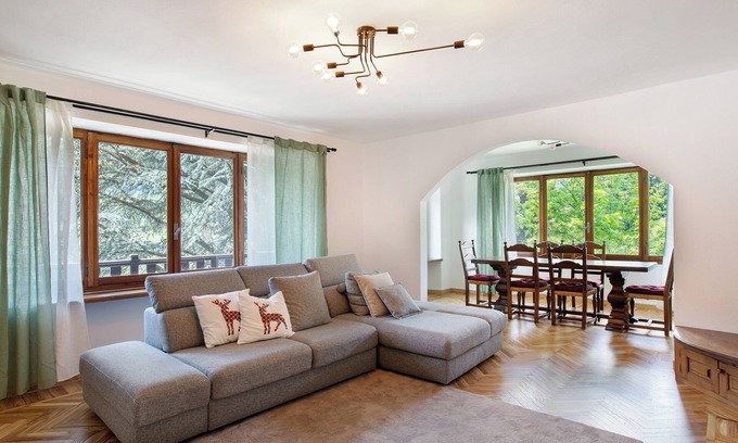 Courmayeur Apartment | Apartment 'Spazioso Appartamento Con Vista' with Mountain View, Shared Garden and Wi-Fi