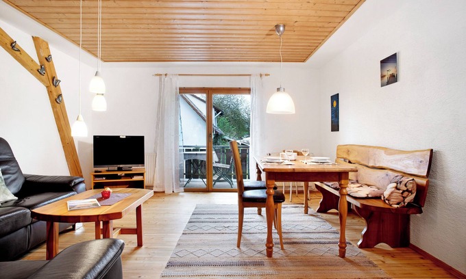 Waldbeuren Apartment | Apartment 'Storchennest' with Shared Garden, Balcony and Wi-Fi