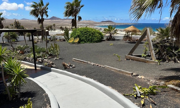 Urbanizacion Famara Apartment | Apartment Stunning Beach and Coastal Views - Private Garden, Beach 5 Mins Walk
