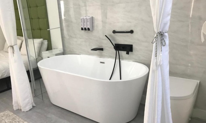 Minworth House | Apartment style Space ideal for business & contractors