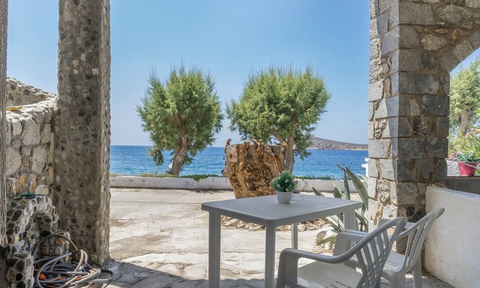 Mirties Apartment | Apartment 'Syrios Suites No 2' with Sea View, Wi-Fi and Air Conditioning