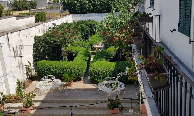 San Donato di Lecce Apartment | Apartment 'Tulipano' with Shared Terrace, Wi-Fi and Air Conditioning