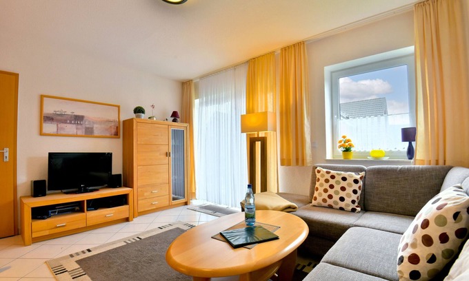 Oberhof Apartment | Apartment 'Tannenblick 3-3' with Shared Garden, Balcony and Wi-Fi