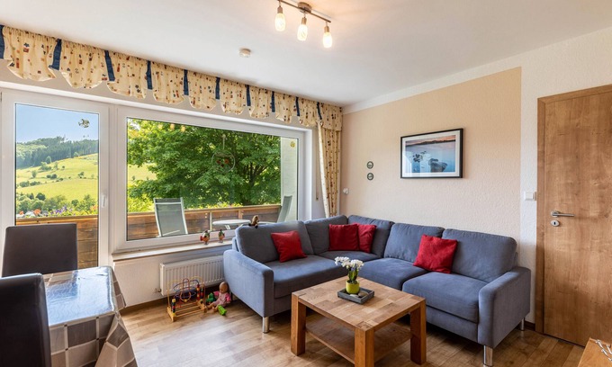 Oberhenneborn Apartment | Apartment 'Taubenschlag, 53qm, 2 Schlafzimmer' with Mountain View, Shared Garden and Wi-Fi