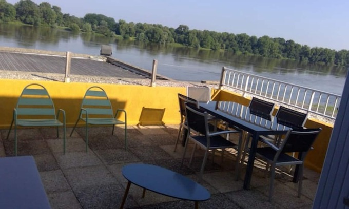 Bouchemaine Apartment | Apartment terrace Loire view