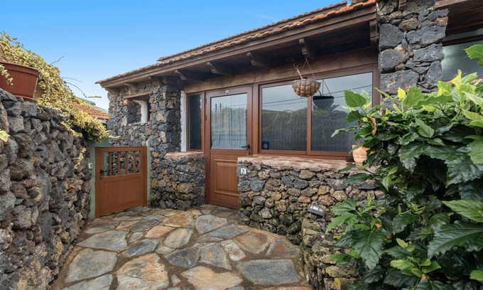 Tesbabo Apartment | Apartment 'Tesbabo Rural - Mimo' with Sea View, Shared Garden and Wi-Fi