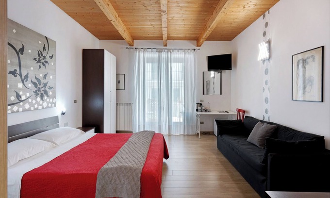 San Lazzaro Apartment | Apartment 'The Main Street Holiday House' with Mountain View, Shared Garden and Wi-Fi