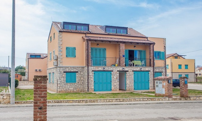 Gedici Apartment | Apartment Tia with Balcony in Resort Gedici with Shared Pool