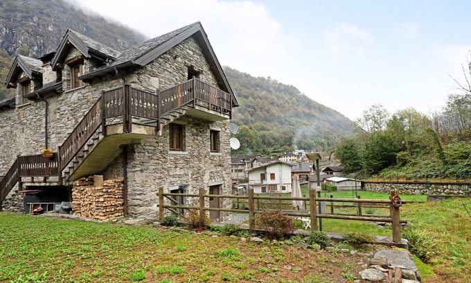 Pontegrande Apartment | Apartment 'Titti' with Mountain View, Private Garden and Balcony