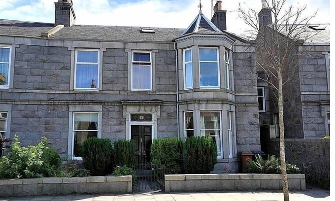 Central Aberdeen Apartment | Apartment To Suit All! Perfect Location With Easy Access To Centre Of Town