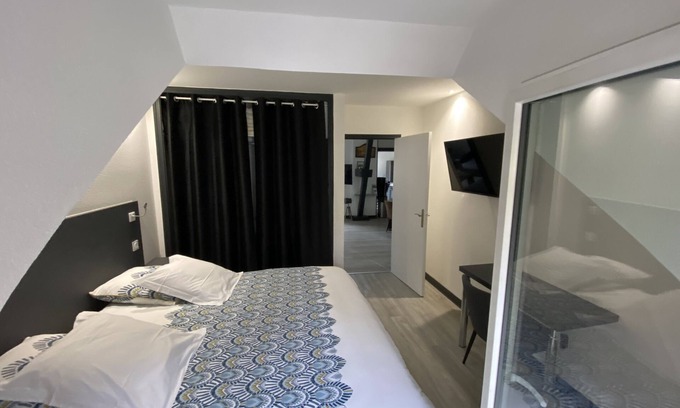 Contrexeville Apartment | Apartment-Tom-Premium-Wet room-City view
