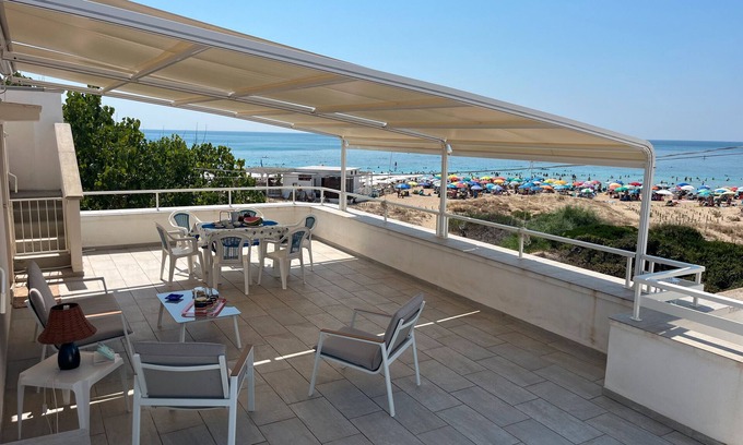 Lido Marini Apartment | Apartment 'Tre Acini' with Sea View, Wi-Fi and Air Conditioning