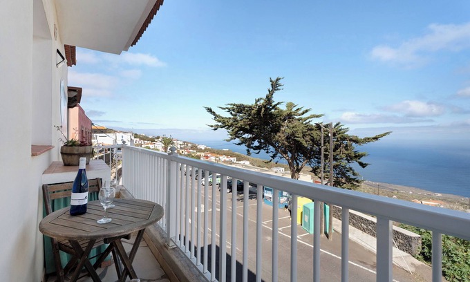 Mocanal Apartment | Apartment 'Trebol 1' with Sea View, Balcony and Wi-Fi