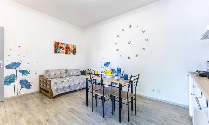 Comiso Apartment | Apartment 'Trilocale In Villa Con Piscina' with Mountain View, Shared Pool and Wi-Fi
