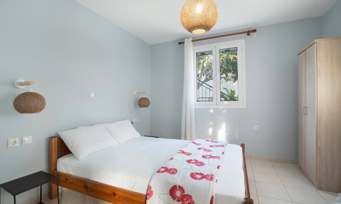 Poros Apartment | Apartment 'Two-Bedroom' with Shared Garden, Wi-Fi and Air Conditioning