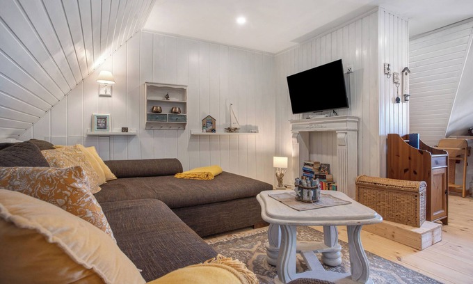 Bodstedt Apartment | Apartment 'Urlaub Unterm Reetdach' with Private Garden and Wi-Fi