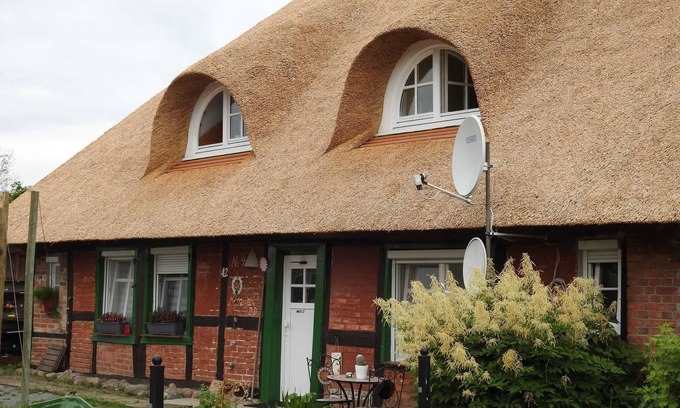 Demmin Apartment | Apartment 'Urlaub Unterm Reetdach' with Private Garden and Wi-Fi