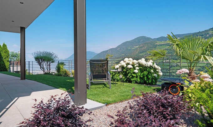 Cornedo All'isarco Apartment | Apartment 'Vinea Guesthouse Garden' with Mountain View, Wi-Fi and Air Conditioning