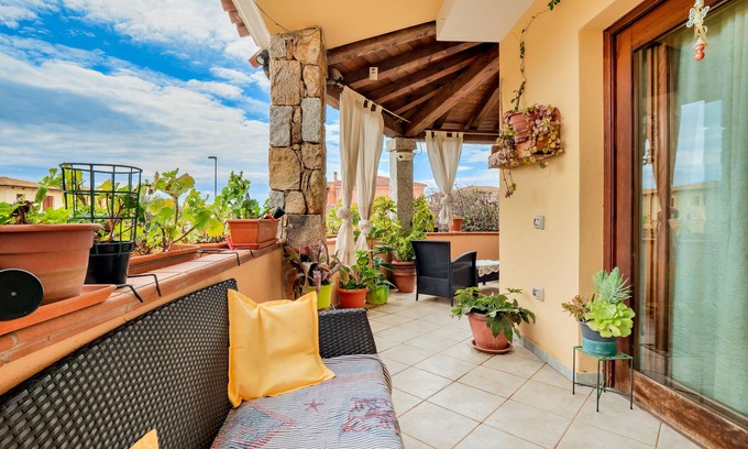 Case Peschiera-Lu Fraili Apartment | Apartment 'Villa Bouganville' with Sea View, Garden & A/C