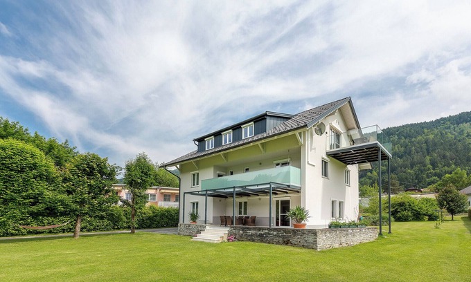 Ossiach Apartment | Apartment 'Villa Müller Turmfalke' with Lake View, Shared Garden and Wi-Fi