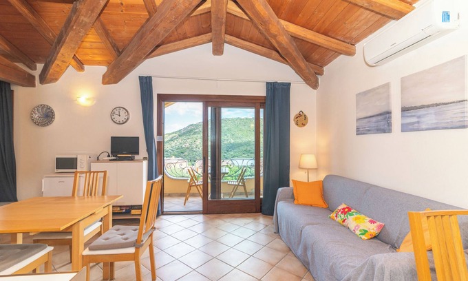 Tiriddo Apartment | Apartment 'Vista Mare Tiriddò' with Sea View, Shared Pool and Air Conditioning