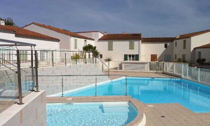 Marais Poitevin Apartment | Apartment VUE MER with swimming pool access