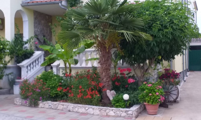 Vodice Apartment | Apartment Vulin, 100 m to the sea, 6 people, free WiFi, terrace, parking, BBQ