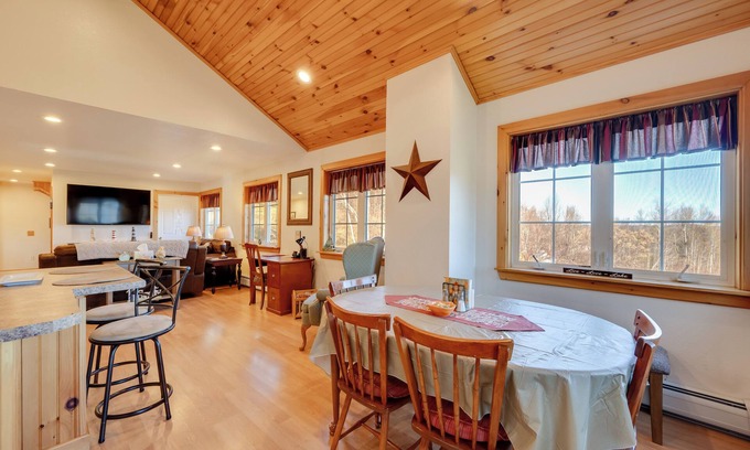 Beebe Plain Apartment | Apartment w/Balcony & Lake View in Newport!