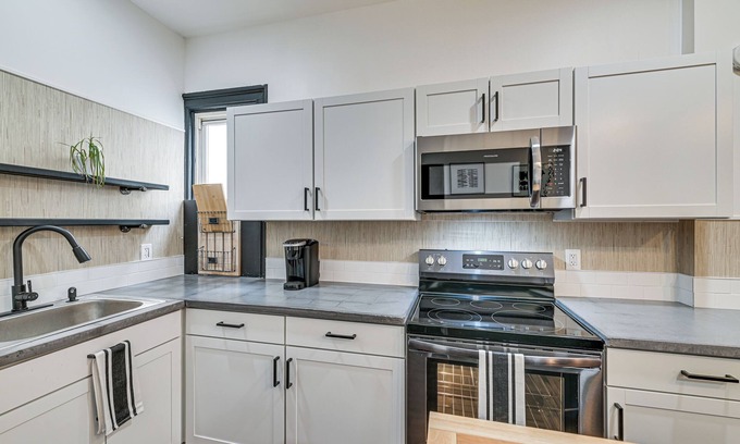 Albany Apartment | Apartment w/Deck in Albany, Walk to Downtown!