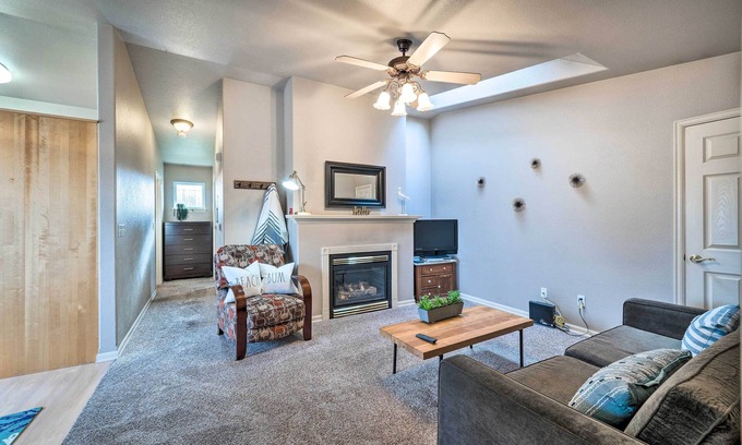 Anacortes Apartment | Apartment w/Patio & Grill Access ~ 1/2 Mi to Bay!