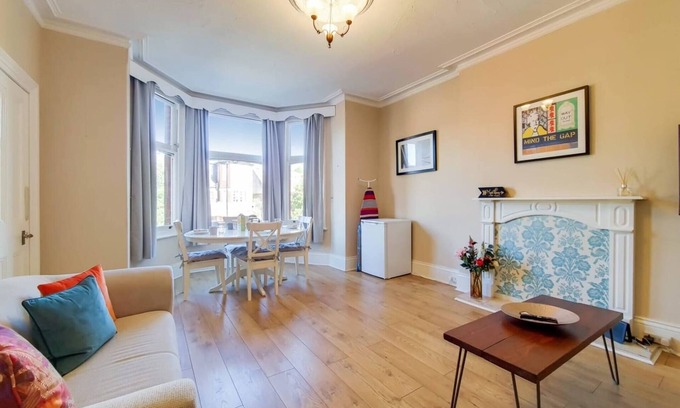 Ealing Apartment | Apartment w/workspace in Ealing