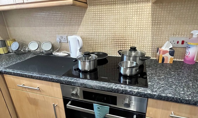 Ashton-under-Lyne Apartment | Apartment with canal location and quiet space